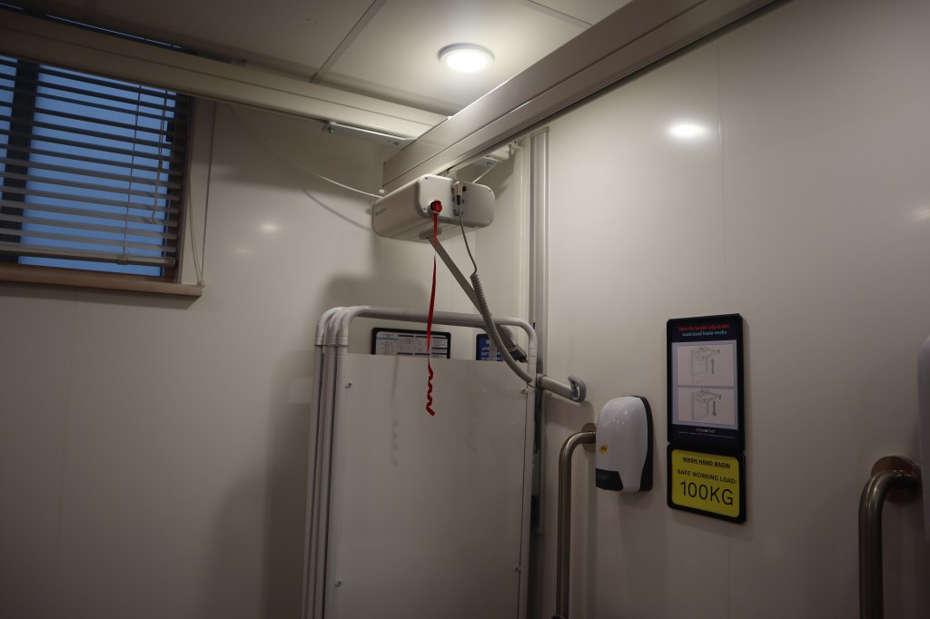 A closer image of the hoist.